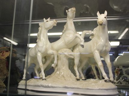 Shipshewana Auction-Antique-glass horses